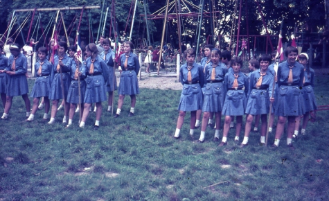 Chiro Melle Geertrui. Aantreden van de vendels. Kamp in Goefferdinge, 1965.