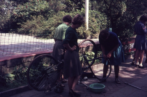 Chiro Melle Geertrui. Fietsbanden herstellen voor de tocht. Kamp in Geel, 1968.  