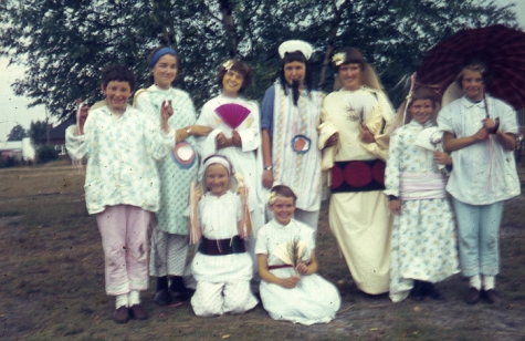 Chiro Melle Geertrui. Groepsspel op kamp in Genk, 1966. 