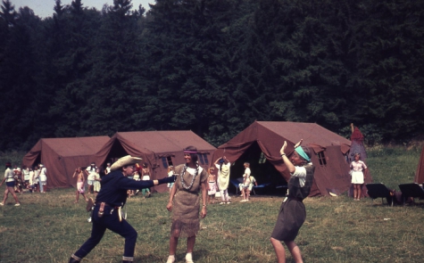Chiro Melle Geertrui. Cowboy en indiaantje spelen. Kamp in Natoye, 1969.