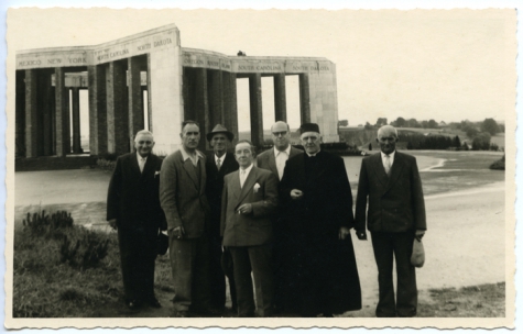 Kerkraad en COO-leden bij Mémorial du Mardasson, Bastogne, 1960