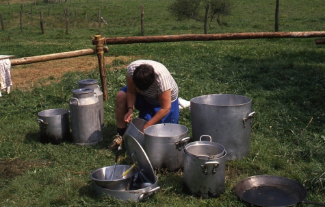 Chiro Melle Geertrui. Ketels kuisen. Op kamp in Maboge, 1988.