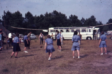 Chiro Melle Geertrui. Ouders spelen volleybal. Kamp in Geel, 1967.
 