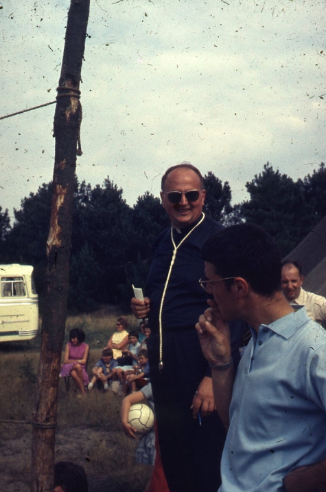Chiro Melle Geertrui. Proost Gerad Linthout scheidsrechter van het volleybaltornooi. Kamp Geel, 1967. 