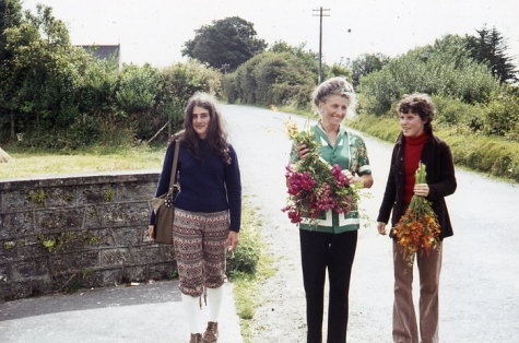 Chiro Melle Geertrui. Kookmoeder Mevrouw De Vis in de bloemetjes. 
Ierland, 1972.