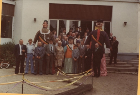 Groepsfoto met reuzen van Destelbergen, Destelbergen, 1976