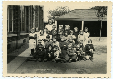 Klasfoto 3de en 4de leerjaar met juffrouw Lea Jolie, Landskouter, 1948-1949