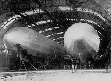 Binnenzicht van een zeppelinhangar met twee zeppelins, 1915