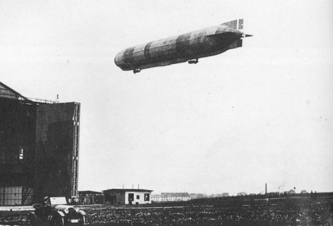 De LZ37 bij de zeppelinbasis van Keulen, 1915