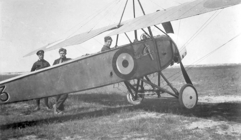 Reginald Warneford in de pilootstoel van zijn Morane-Saulnier, 1915