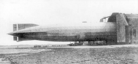Een zeppelin wordt de hangar binnengetrokken.
