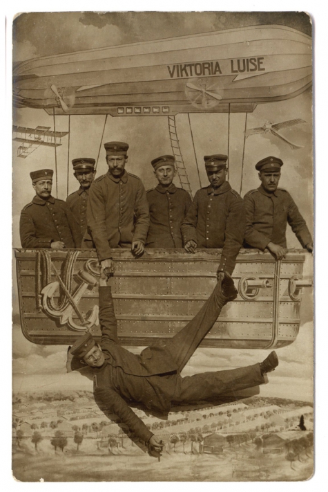 Zeppelin en soldaten, 1914