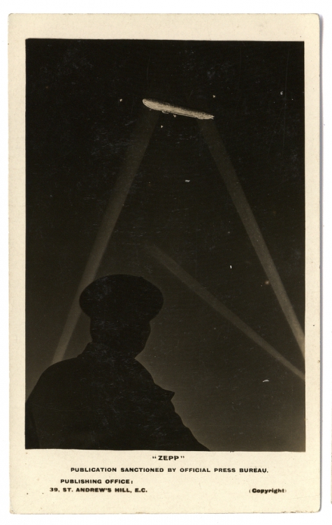 Nachtelijke zeppelin gevat in schijnwerper, 1915