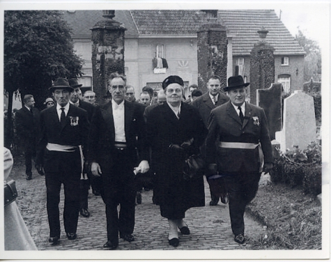 25 jaar burgemeester Jean Van de Velde, stoet naar de kerk, Landskouter, 1964