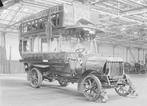 Schade aan een bus door een zeppelinbombardement, 1915