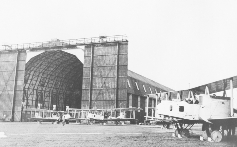 Zeppelinhal van Gontrode met een Gotha vliegtuig, 1915.