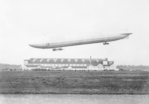 Zeppelin boven een zeppelinhal, 1915