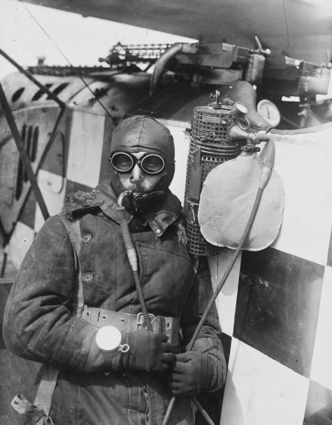 Piloot met zuurstofmasker, 1915
