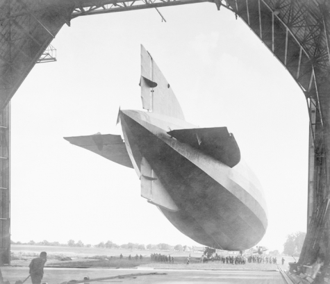 Zeppelin wordt in de hal gebracht, 1915