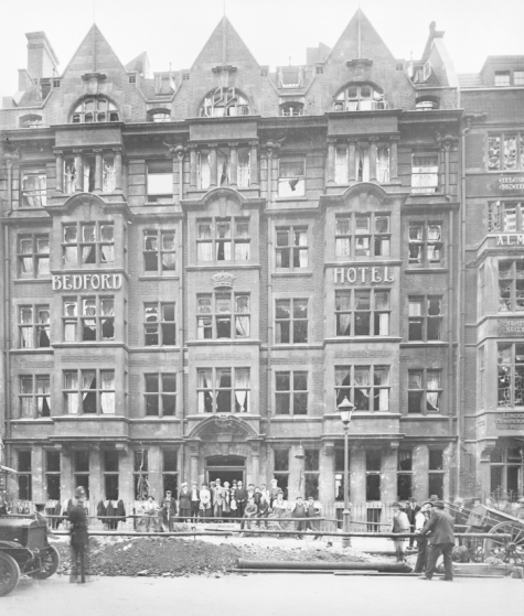 Schade aan een hotel door zeppelinbombardementen, 1915
