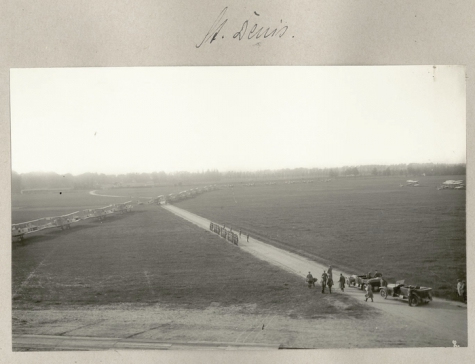 Bevelhebber van het Duitse 8ste leger, Paul von Hindenburg bezoekt het vliegveld van Sint-Denijs-Westrem, 1917