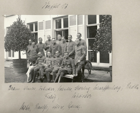 De officieren-vliegeniers van Staffel 13 op het terras van het kasteel Pycke, Melle