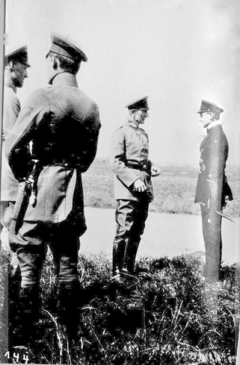 Officieren-vliegeniers van KAGOHL 3 op het vliegveld van Gontrode met generaal von Hoeppner, 1917