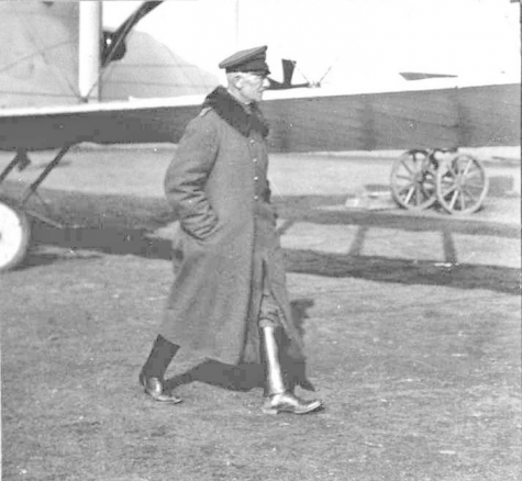 Generaal Ernst von Hoeppner inspecteert het vliegveld van Gontrode, 1917