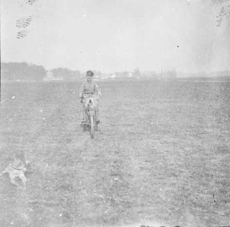 Duitser op de fiets op het vliegveld van Sint-Denijs-Westrem, 1917