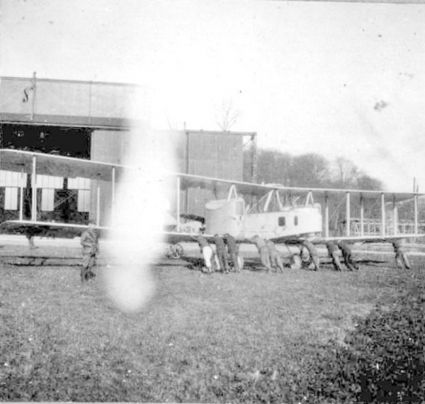 Een Gotha-vliegtuig wordt de hal binnen geduwd, Sint-Denijs-Westrem, 1917