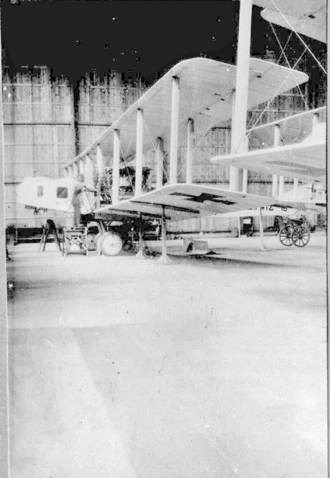 Gotha vliegtuig in de hanger van Sint-Denijs-Westrem,1917