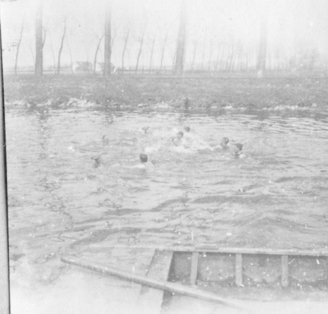 De vliegeniers van Staffel 13 zwemmen in de Leie achter het vliegveld van Sint-Denijs-Westrem, 1917.