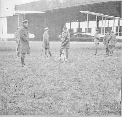 Piloot Radke op het vliegveld van Sint-Denijs-Westrem, 1917