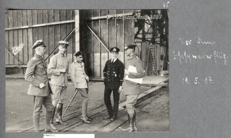Duitse legertop voor de hal van het vliegveld van Gontrode, 1917