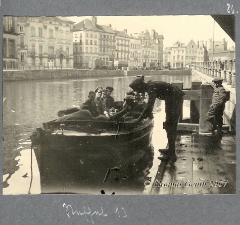 Vliegeniers van Staffel 13 maken een boottocht op de Leie in Gent, 1917.