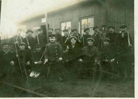 Opgeëiste burgers leggen het vliegveld van Gontrode aan, 1915