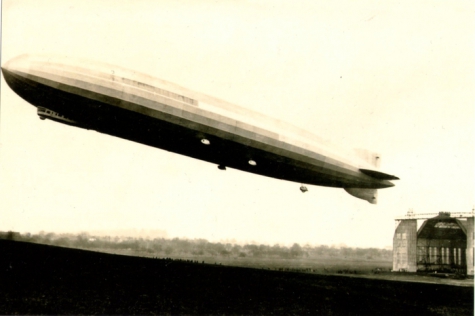 Zeppelin voor hal, 1915