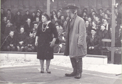 Clown Titi en bestuurster Maria Leschan, Circus Jhony op Houtem Jaarmarkt, ca. 1960
