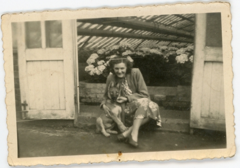 Christine en hond aan de serres, Melle, 1946