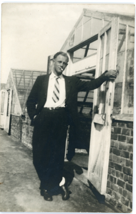 André Pieters poseert bij de serres, Melle, 1948