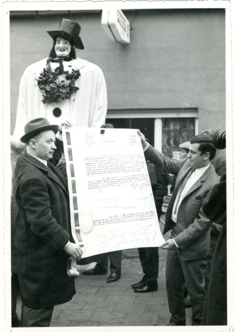 Uitreiking van de geboorteakte van de reuzen Bacchus en Bacchante, Sint-Lievens-Houtem, 1969
