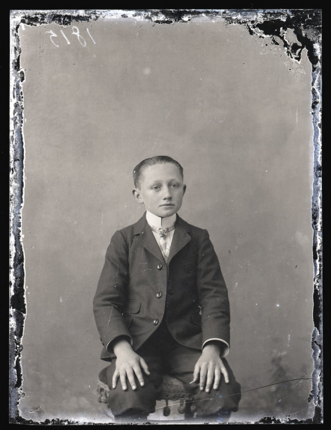 Zittend portret, jongen, Melle, 1910-1920