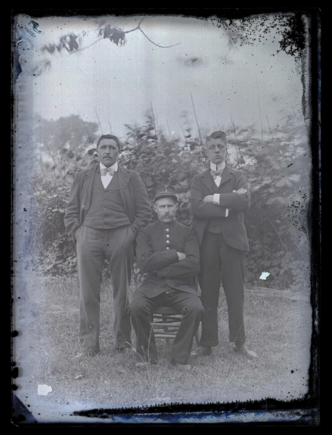 Portret van drie mannen in een tuin, Melle, 1910-1920