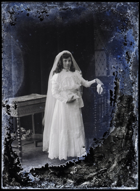 Staand portret van meisje in communiekleed, Melle, 1910-1920