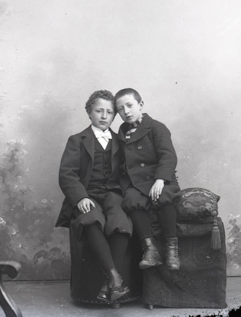 Zittend portret, 2 jongens, Melle, 1910-1920