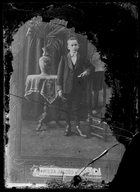 Staand portret in studio, jonge communicant, Melle, 1910-1920