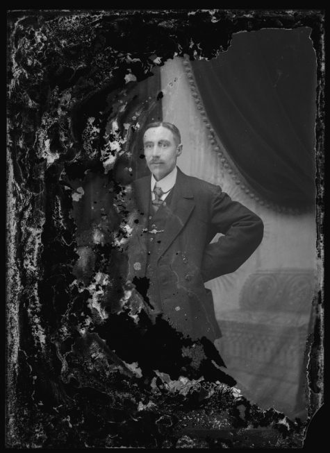 Studiofoto, man in staande houding, feestkledij met wit hemd en stropdas, Melle , 1910-1920