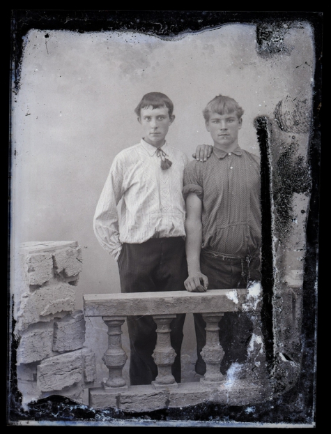 Staande foto van 2 jonge mannen, opgerolde mouwen, troskoord als stropdas, naar voor gekamd haar, Melle , 1910-1920