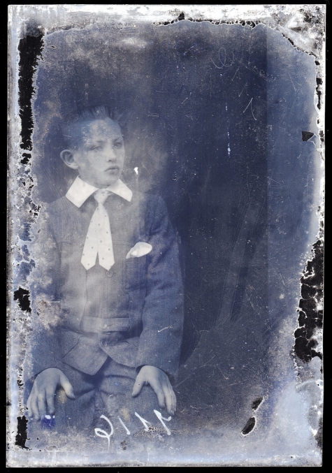 Zittend portret jonge man in feestkledij witte halsboord en stropdas, kort rechtopstaand gekamd haar, Melle , 1910-1920
