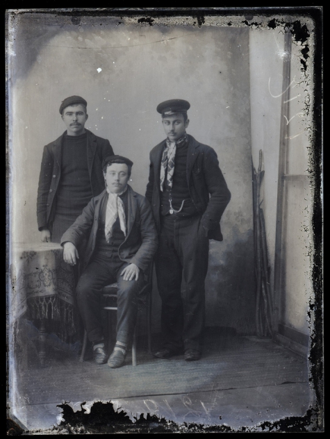 Portret van 3 mannen met hoofddeksel en rond de hals geknoopte sjaal (2staand en1zittend), Melle , 1910-1920